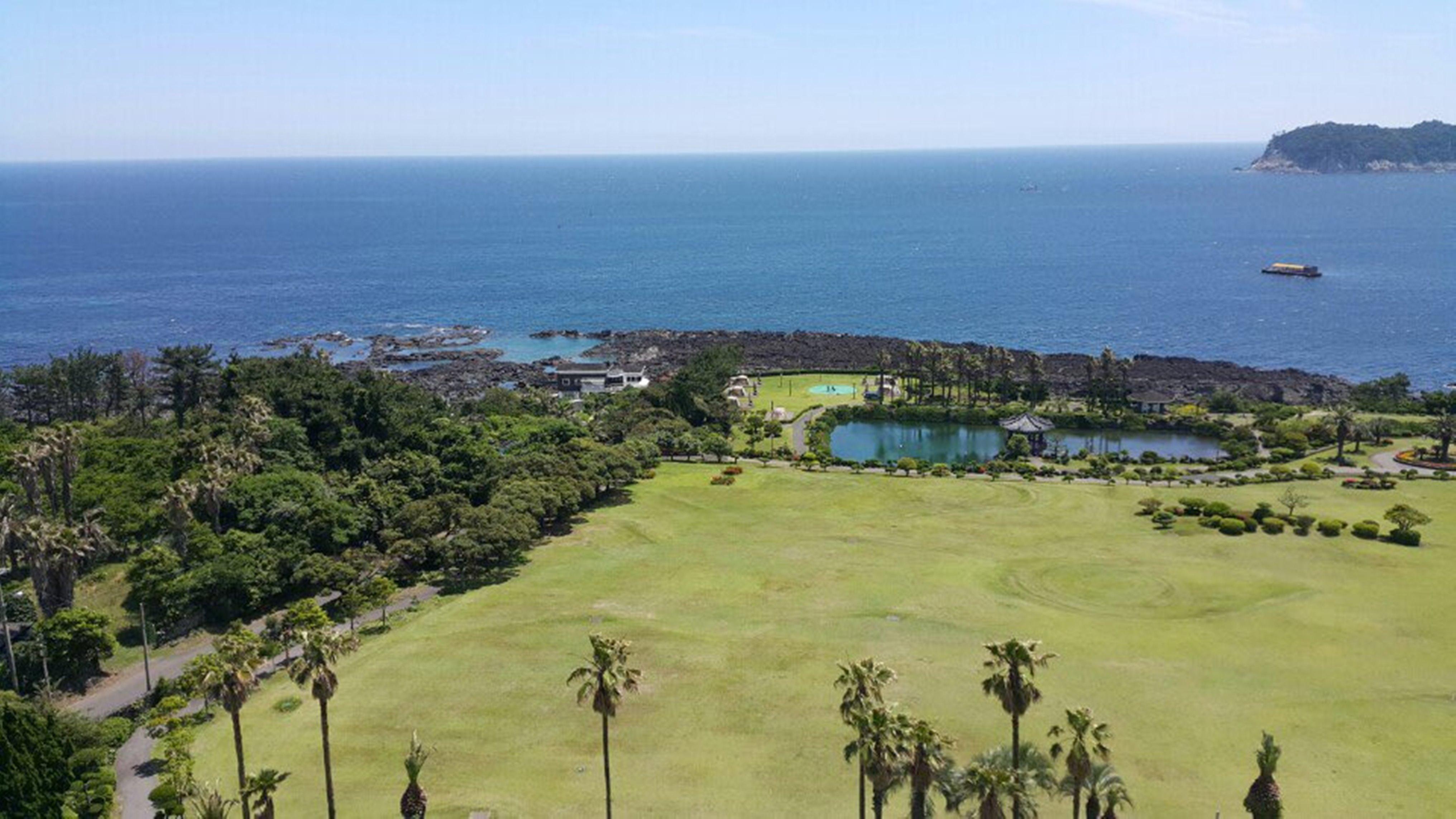 Seogwipo KAL Hotel Esterno foto View of the golf course