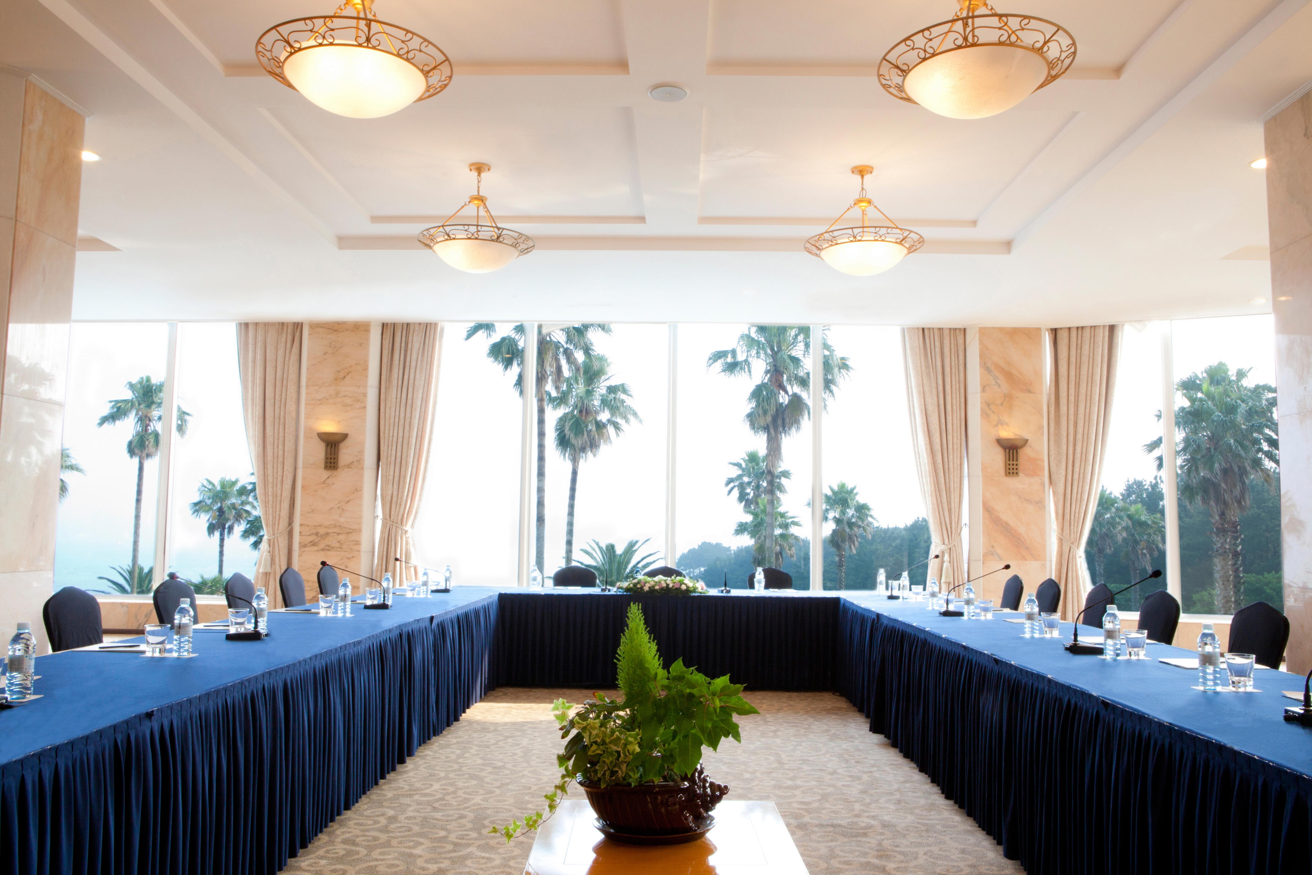 Seogwipo KAL Hotel Esterno foto The meeting room of the 1999 APEC summit