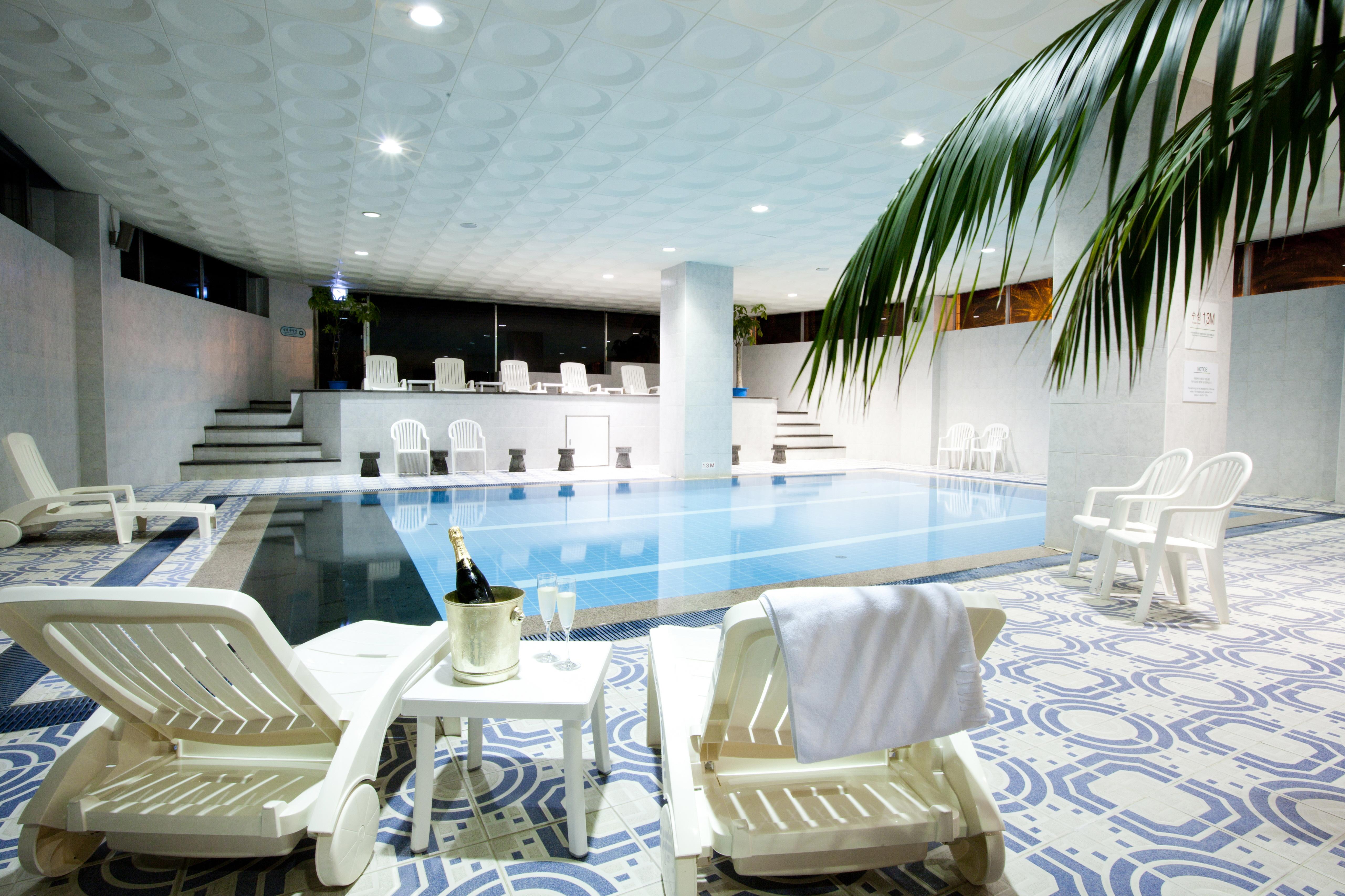 Seogwipo KAL Hotel Esterno foto The swimming pool at the hotel