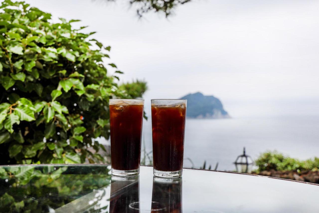 Seogwipo KAL Hotel Esterno foto Two glasses of iced coffee