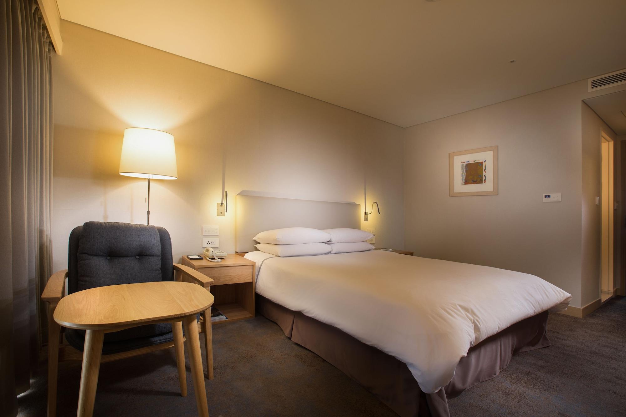 Seogwipo KAL Hotel Esterno foto A room at the hotel