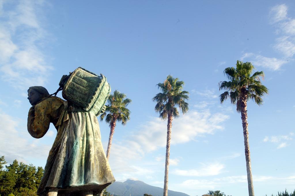 Seogwipo KAL Hotel Esterno foto Statue of Juan Bautista de Anza in the Anza Park