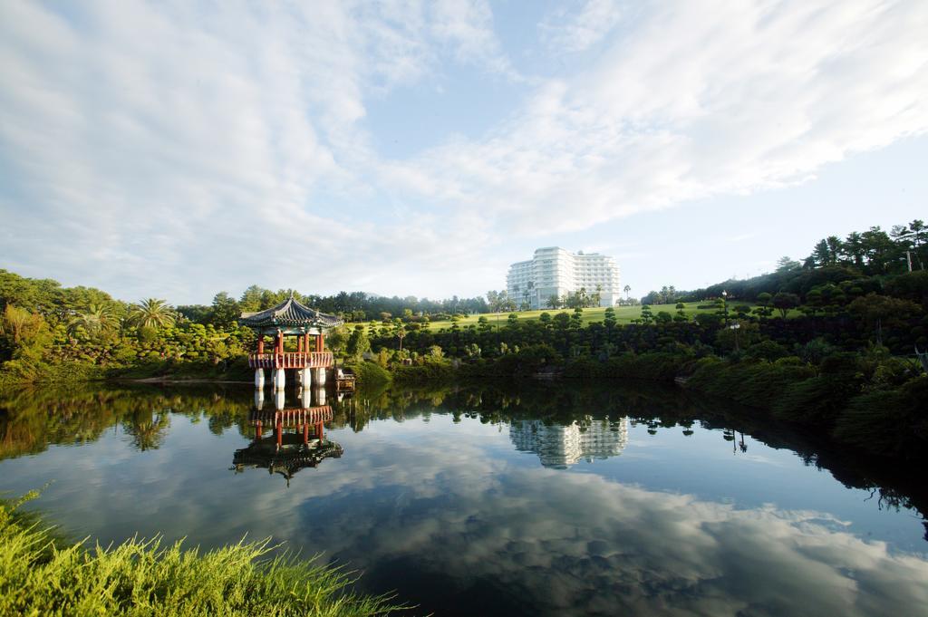 Seogwipo KAL Hotel Esterno foto View of the lake at the park