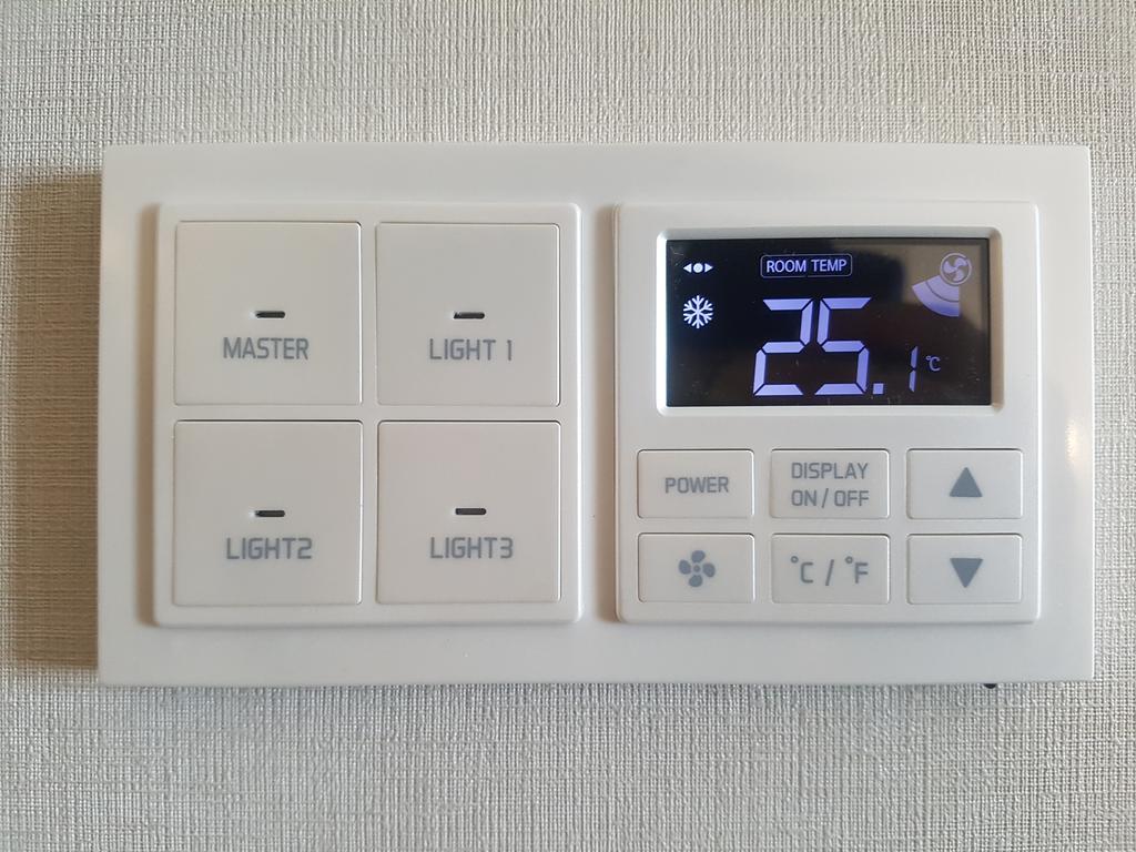 Seogwipo KAL Hotel Camera foto A smart home light switch