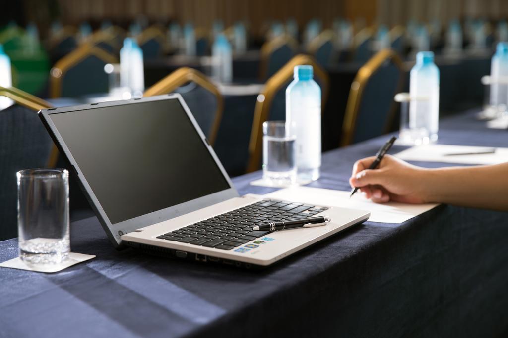 Seogwipo KAL Hotel Esterno foto A laptop at a conference