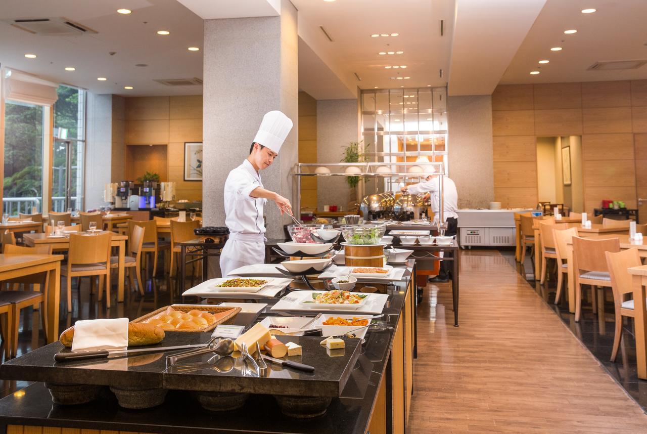 Seogwipo KAL Hotel Esterno foto A buffet at a hotel