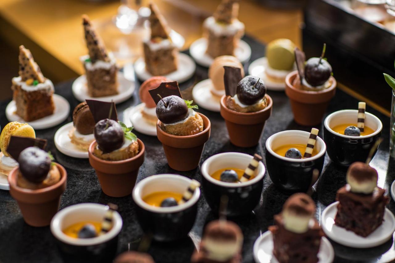 Seogwipo KAL Hotel Esterno foto A selection of desserts