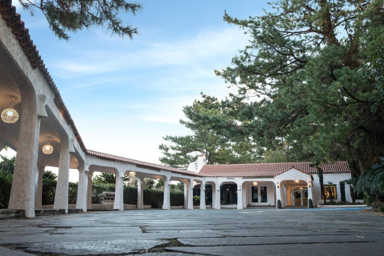 Seogwipo KAL Hotel Esterno foto The main entrance of the museum